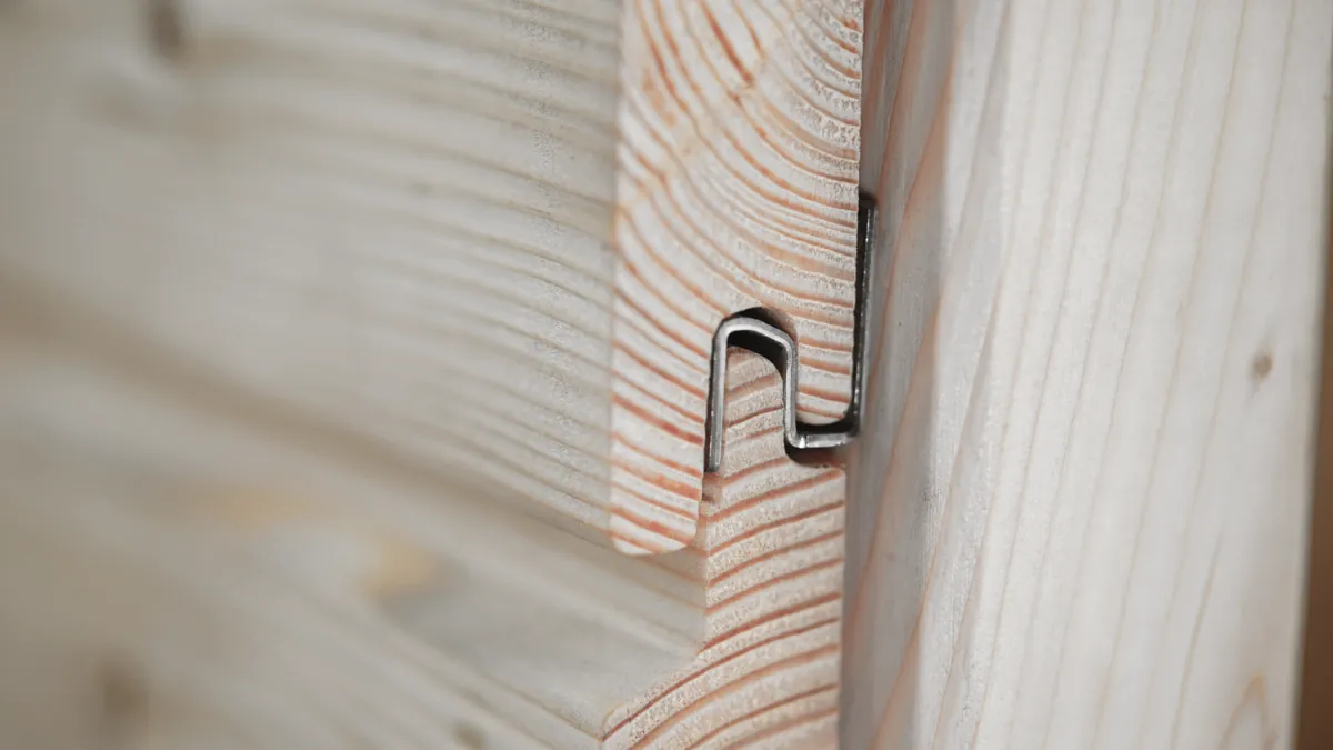 Concealed fixing clip holding a facade board